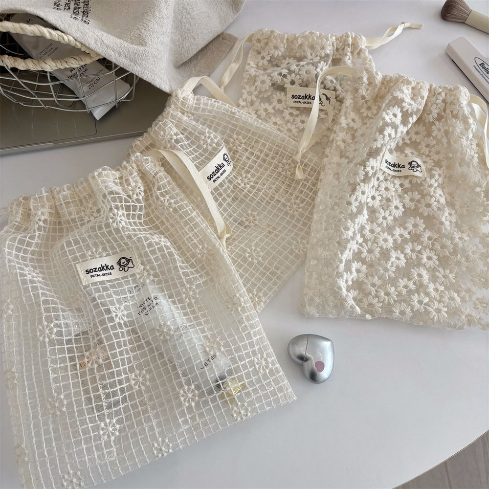 Cosmetic Bags - حقيبة مكياج شبكية مطرزة بالدانتيل بتصميم